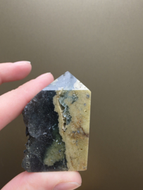 Fluoriet punt met pyriet half ruw, UV-reactief