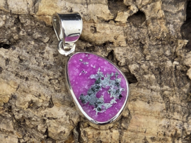 Kobalt calciet hanger in zilver ruw