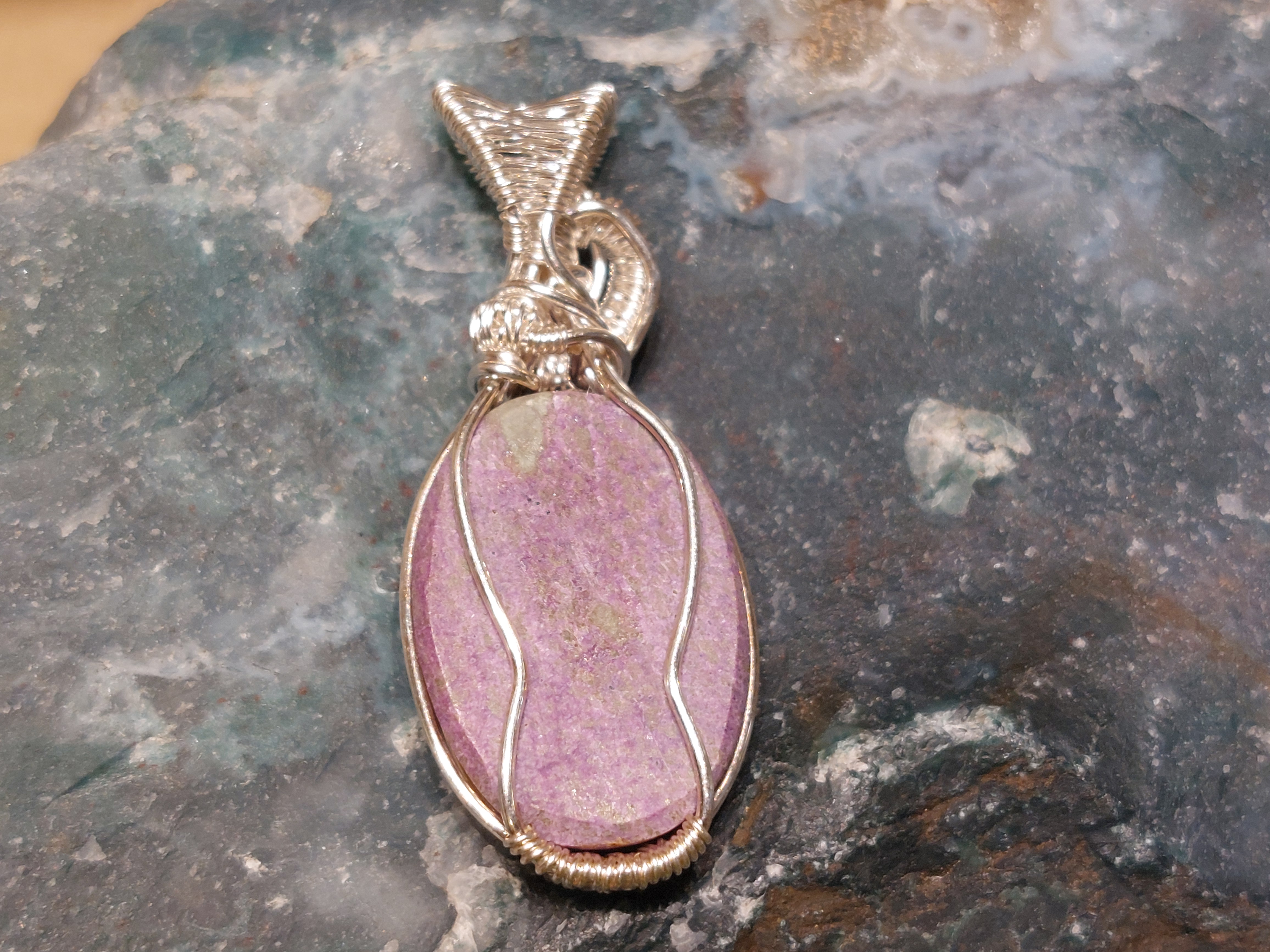 Stichtiet hanger in silverfilled draad, gewrapped door Karin Keur