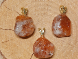 Zonnesteen hanger met goldplated oogje
