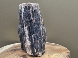 Zwarte toermalijn ruw stuk met gouden mica, hematiet en albiet