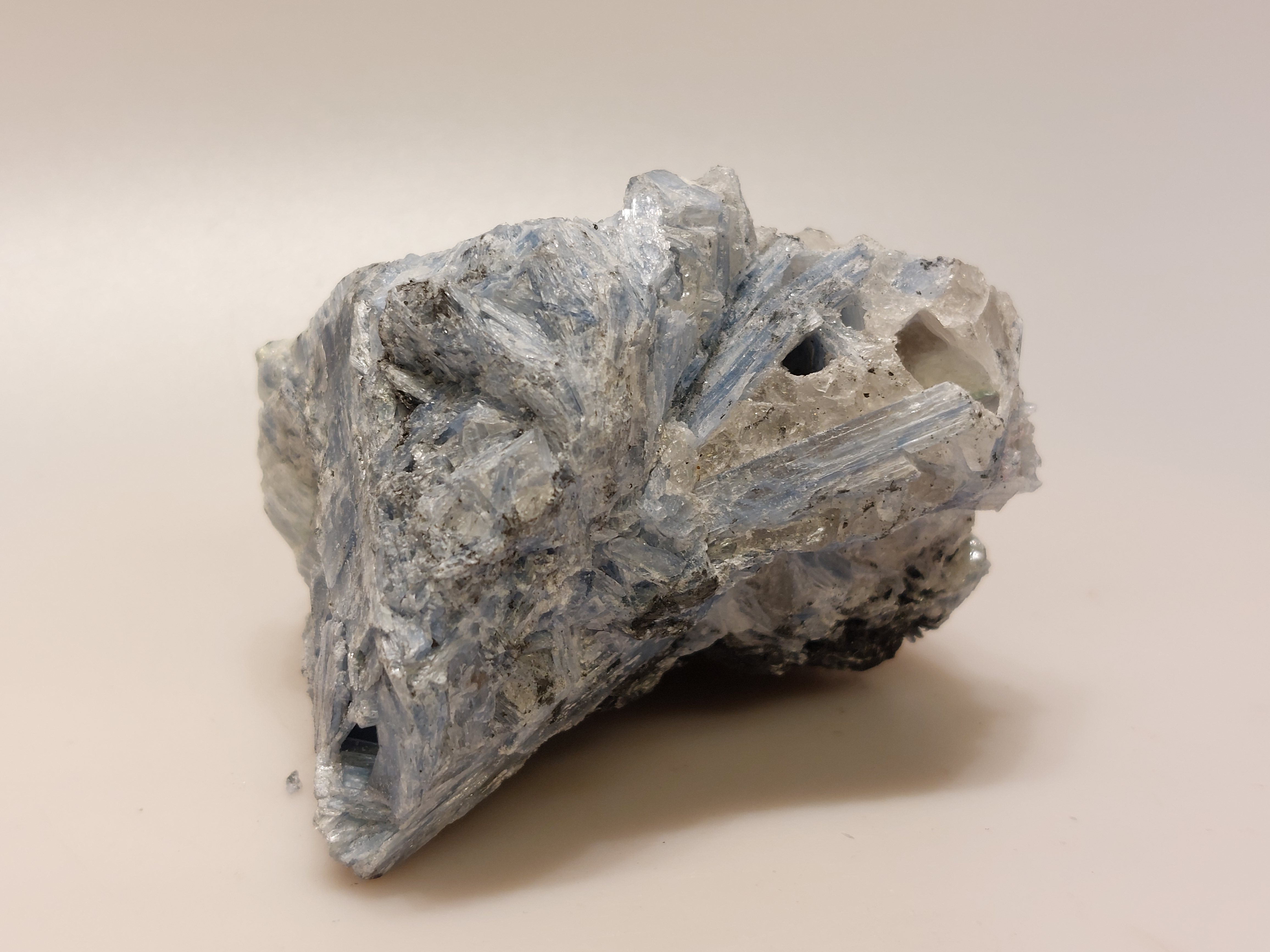Kyaniet ruw cluster