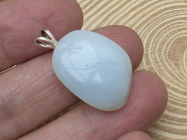Blauwe andesopaal hanger met zilveren oogje