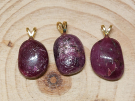 Robijn hanger met goldplated oogje