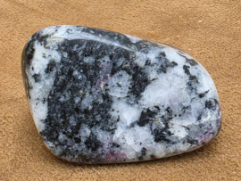 Eudialiet handsteen