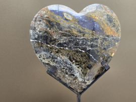 Zwarte opaal hart uit Indonesië op standaard