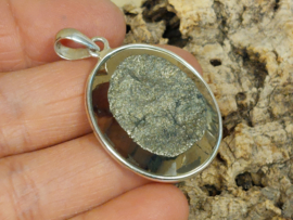 Pyriet hanger in zilver halfgepolijst