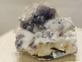 Fluoriet op druzy chalcedoon met calciet, Hunan, China