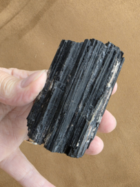 Zwarte toermalijn ruw stuk met gouden mica, hematiet en albiet