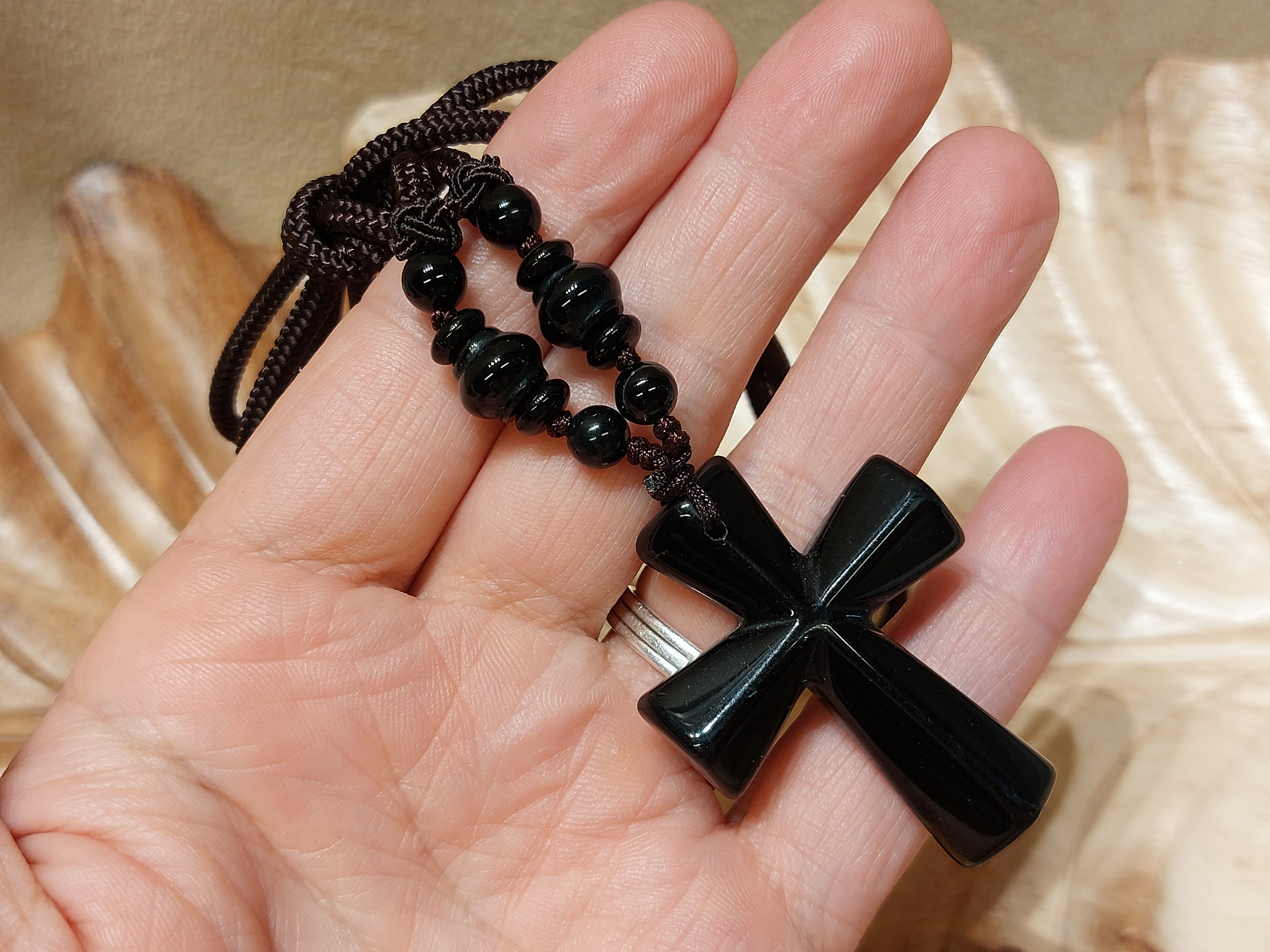 Ketting met zwarte obsidiaan kruis