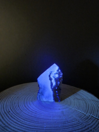 Fluoriet punt met pyriet half ruw, UV-reactief