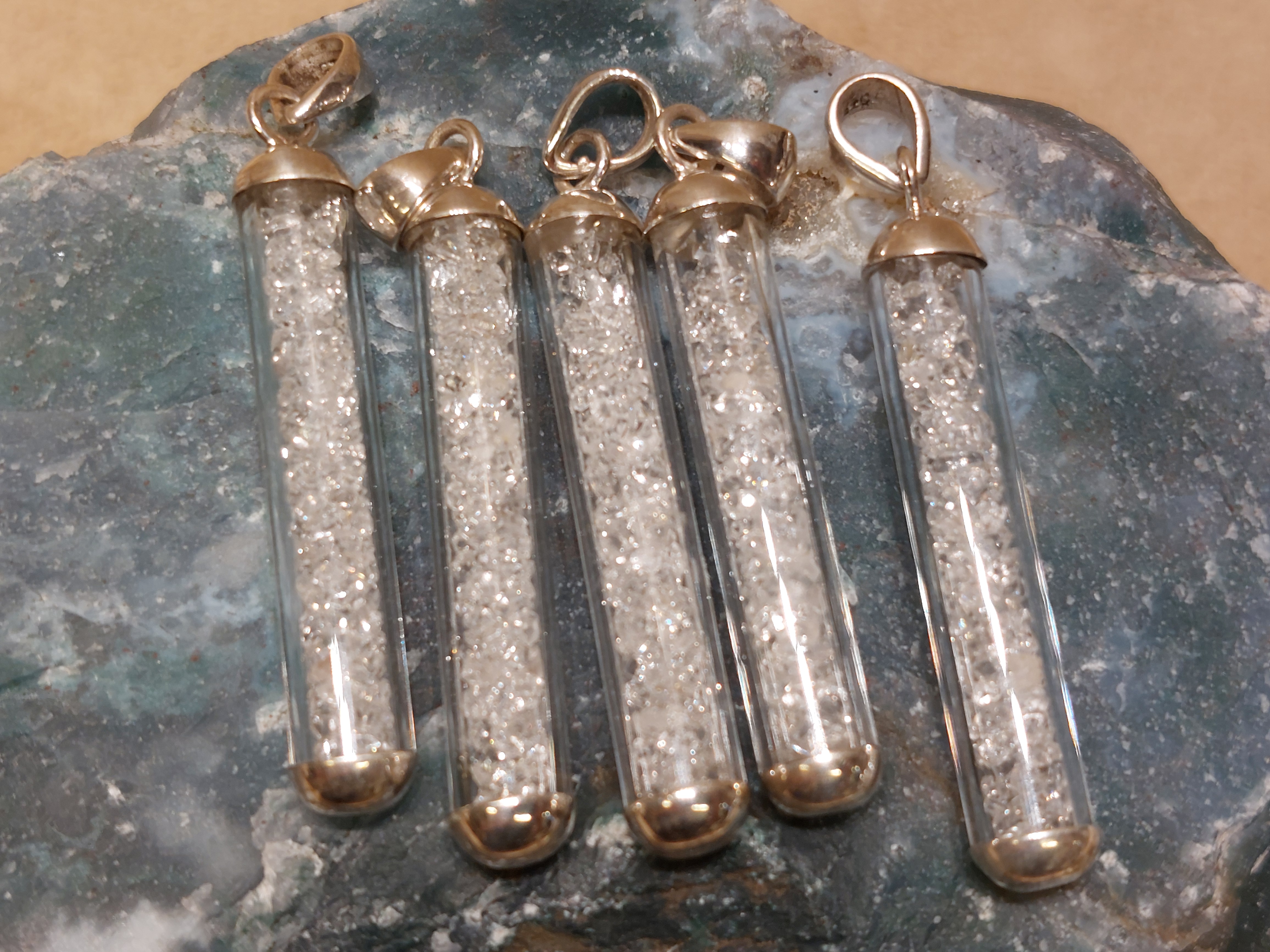 Herkimer diamantjes in glazen buisje hanger