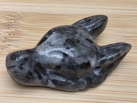 Larvikiet wolf hanger