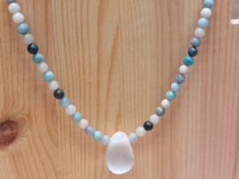 Blauwe paraiba kwarts ketting met seleniet/satijnspaat hanger