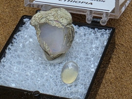 Ethiopisch of welo opaal ruw stukje in doosje met cabochon