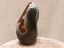 Polychroom jaspis sculptuur