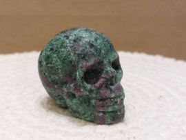 Robijn in zoisiet human skull