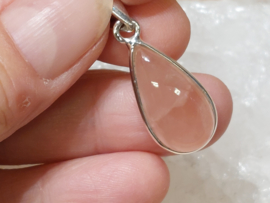 Rozenkwarts hanger in zilver