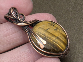 Tijgeroog hanger in koperdraad, gewrapped door Karin Keur
