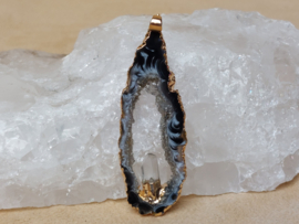 Agaat geode hanger in kneedbaar goud met bergkristal