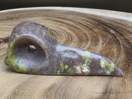 Roze calciet met serpentijn ravenskull