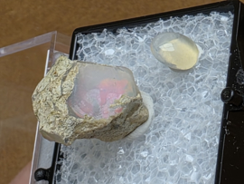 Ethiopisch of welo opaal ruw stukje in doosje met cabochon