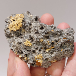 Hondentand calciet met hematiet cluster uit Marokko