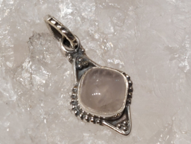 Rozenkwarts hanger in zilver