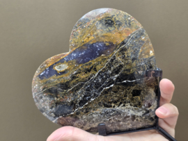 Zwarte opaal hart uit Indonesië op standaard