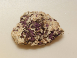 Purpuriet met albiet cluster