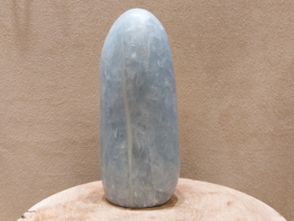 Blauwe calciet sculptuur