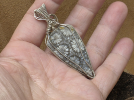 Fossiel koraal hanger in zilverdraad, gewrapped door Karin Keur