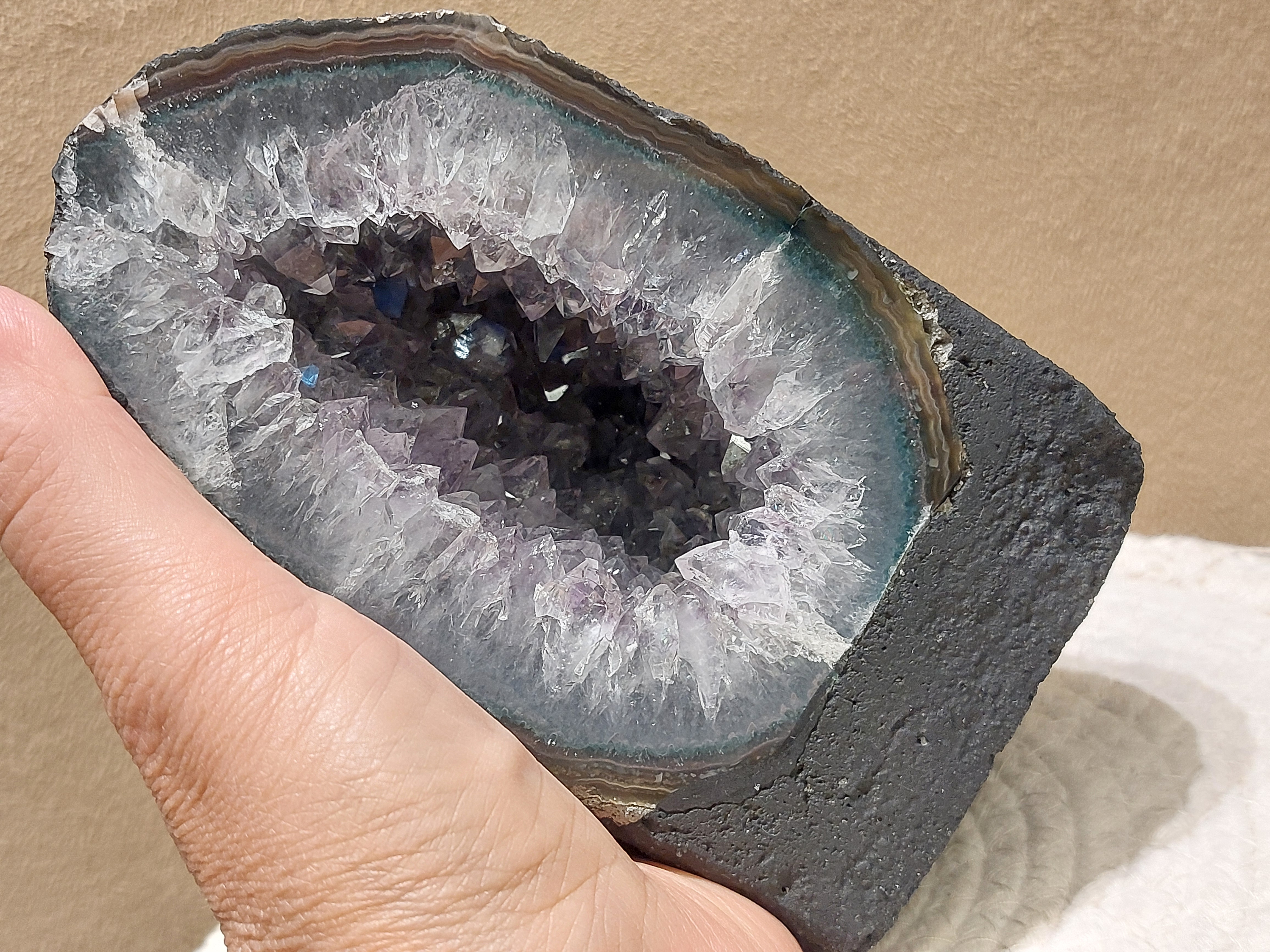 Amethist geode met chlorietinsluitingen