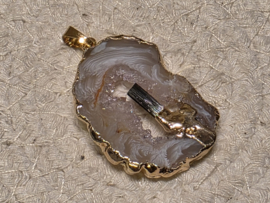 Agaat geode hanger in kneedbaar goud met toermalijn
