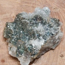 Kleurrijke chalcopyriet met hexagonale calciet en kwarts of groene fluoriet