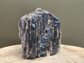 Zwarte toermalijn ruw stuk met gouden mica, hematiet en albiet