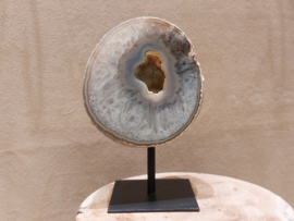 Agaat geode op standaard