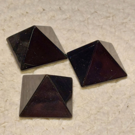 Zwarte obsidiaan piramide