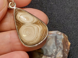 Chocolade calciet/aragoniet hanger in zilver