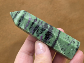 Robijn in zoisiet punt