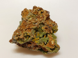 Wulfeniet met groene mimetiet cluster