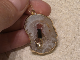 Agaat geode hanger in kneedbaar goud met toermalijn