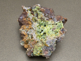 Wulfeniet met groene mimetiet cluster