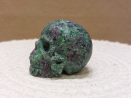 Robijn in zoisiet human skull