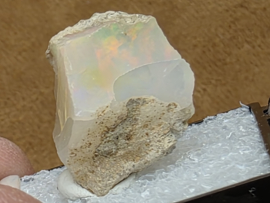 Ethiopisch of welo opaal ruw stukje in doosje met cabochon