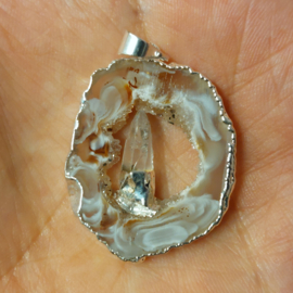 Agaat geode hanger in kneedbaar zilver met bergkristal
