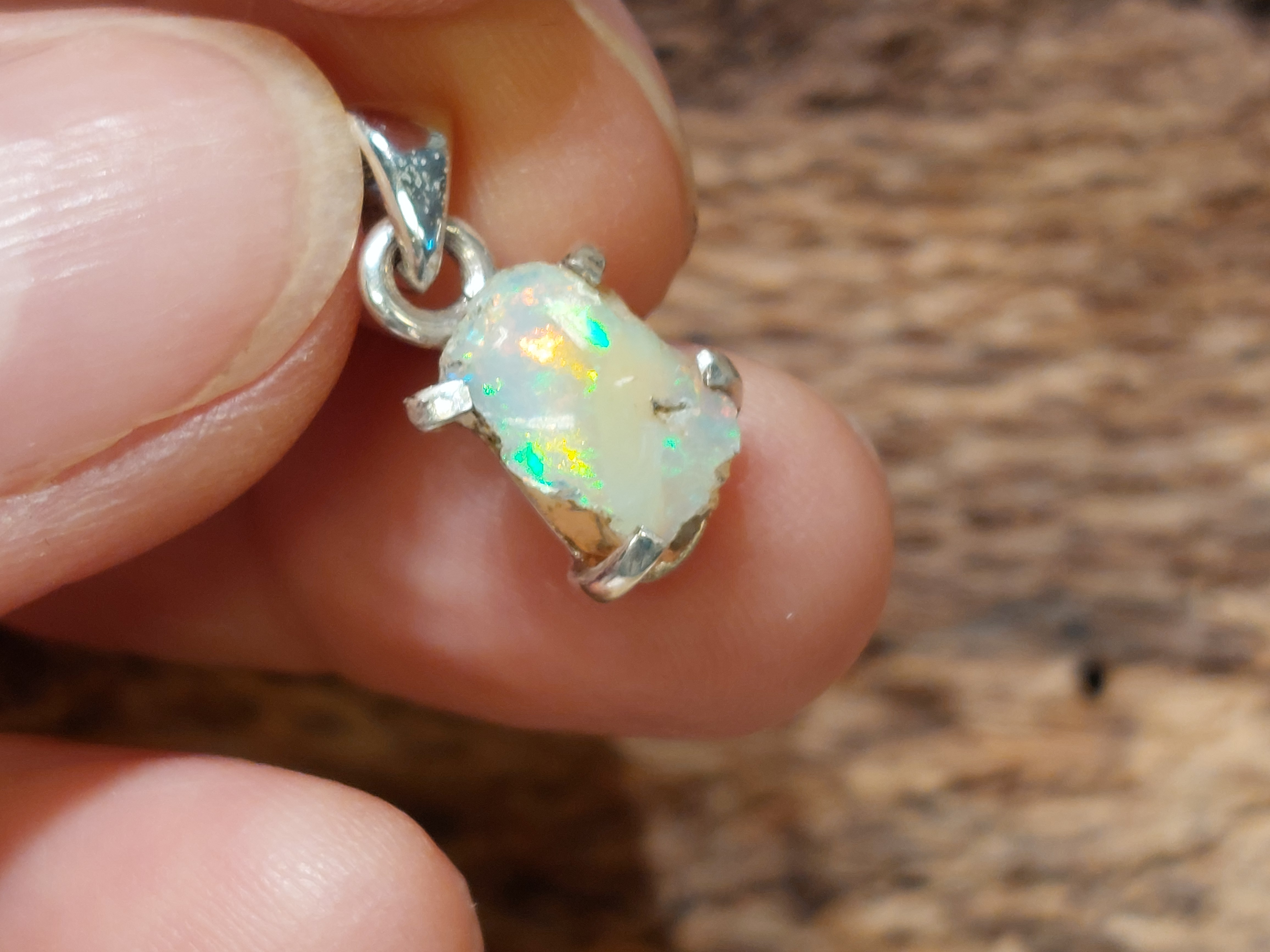 Ethiopisch of welo opaal hanger in zilver ruw