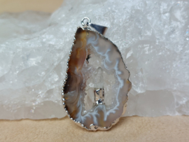 Agaat geode hanger in kneedbaar zilver met bergkristal