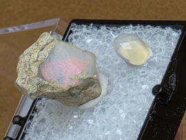 Ethiopisch of welo opaal ruw stukje in doosje met cabochon