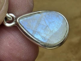 Regenboog maansteen hanger in zilver ruw